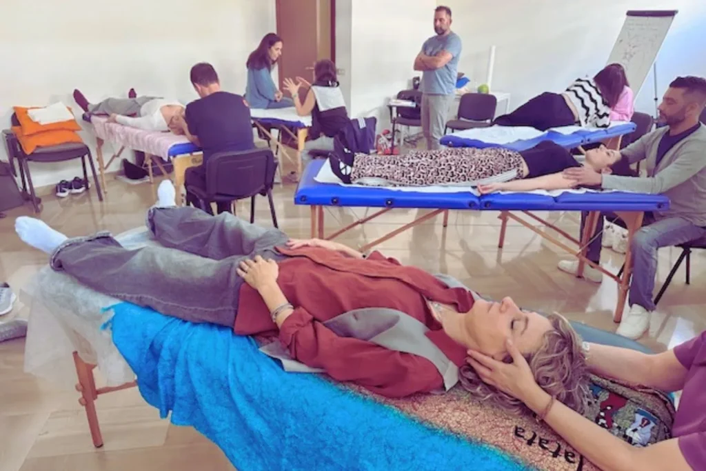 Reintegrazione Cranio Sacrale a Bari durante una lezione pratica del secondo anno delle Scuole A.R.O.N.