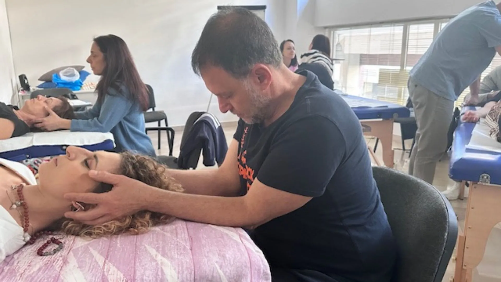 Reintegrazione Cranio Sacrale a Bari durante una lezione pratica del secondo anno delle Scuole A.R.O.N.